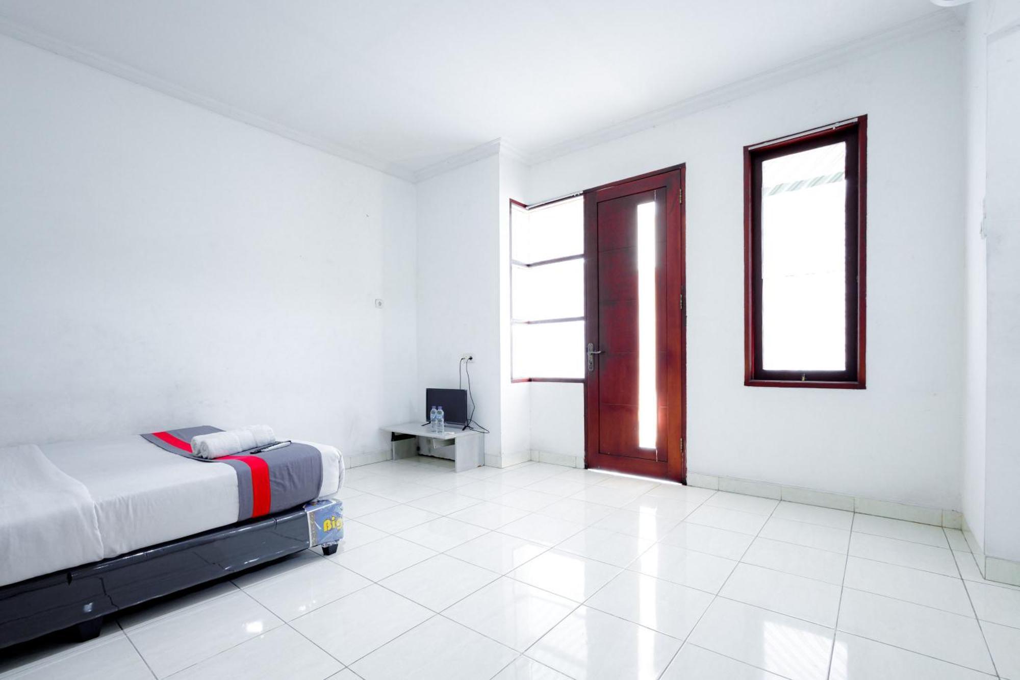 J&B Rooms Tomang Jakarta Mitra Reddoorz Exterior foto