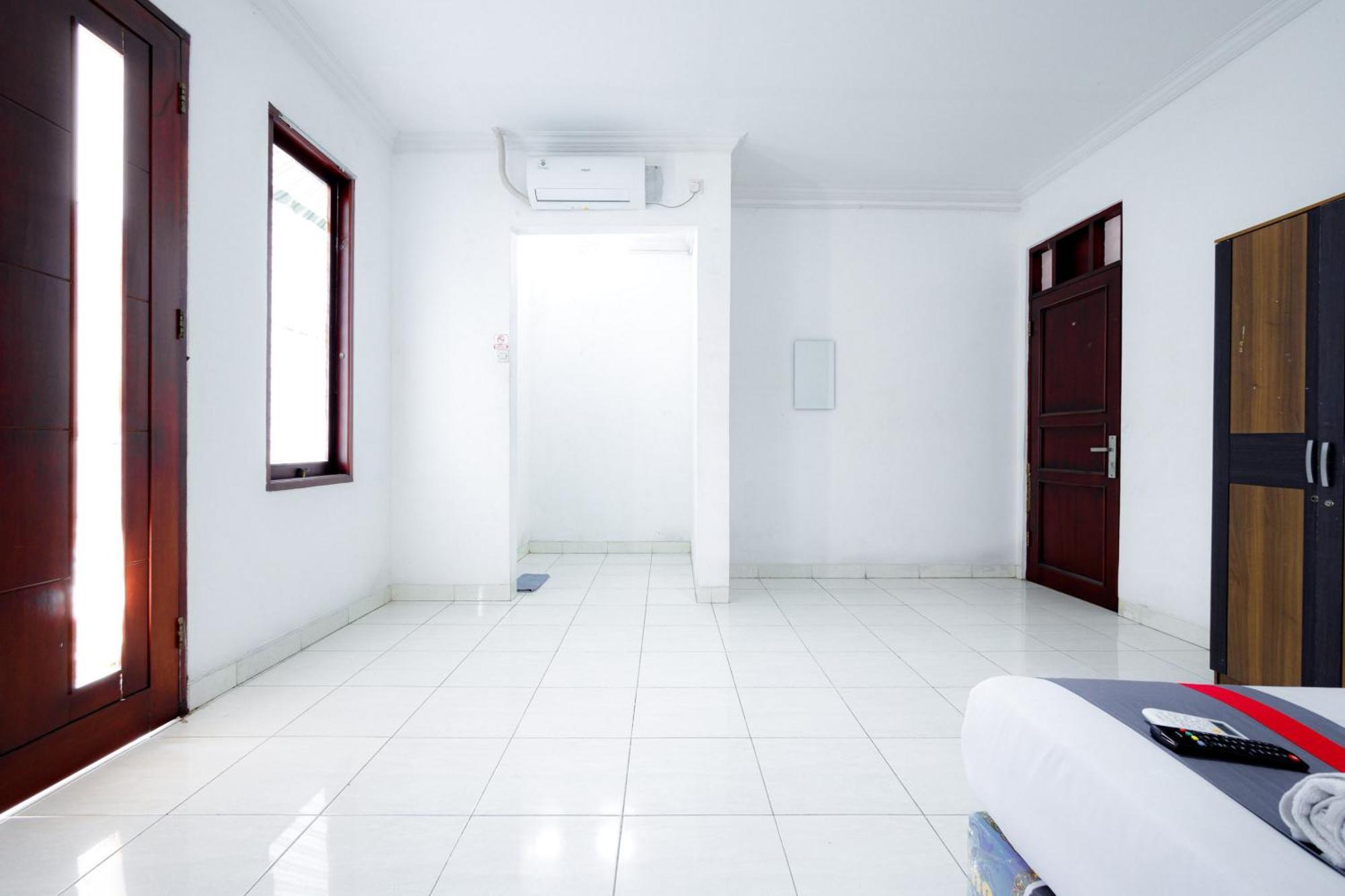 J&B Rooms Tomang Jakarta Mitra Reddoorz Exterior foto