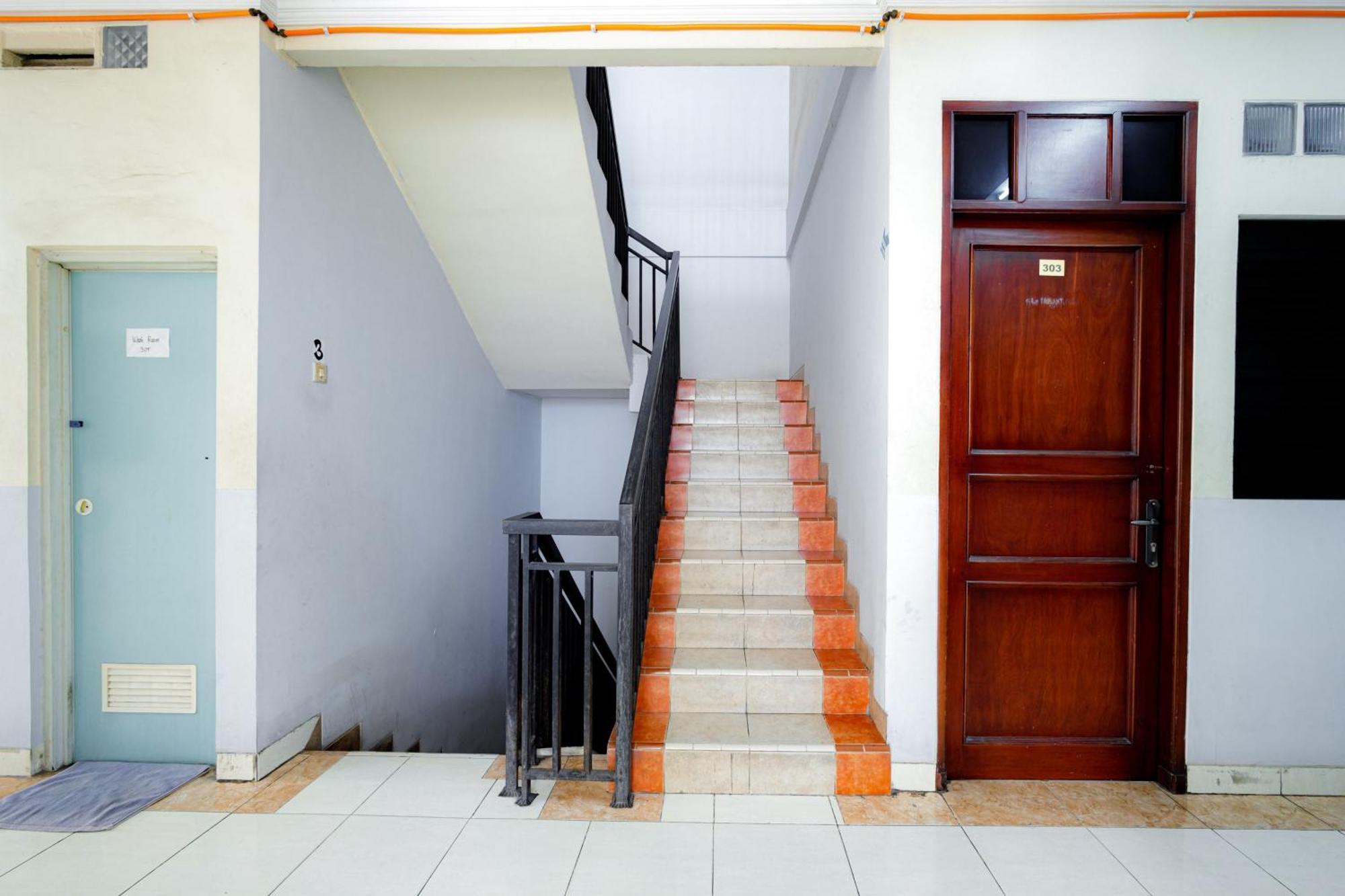 J&B Rooms Tomang Jakarta Mitra Reddoorz Exterior foto