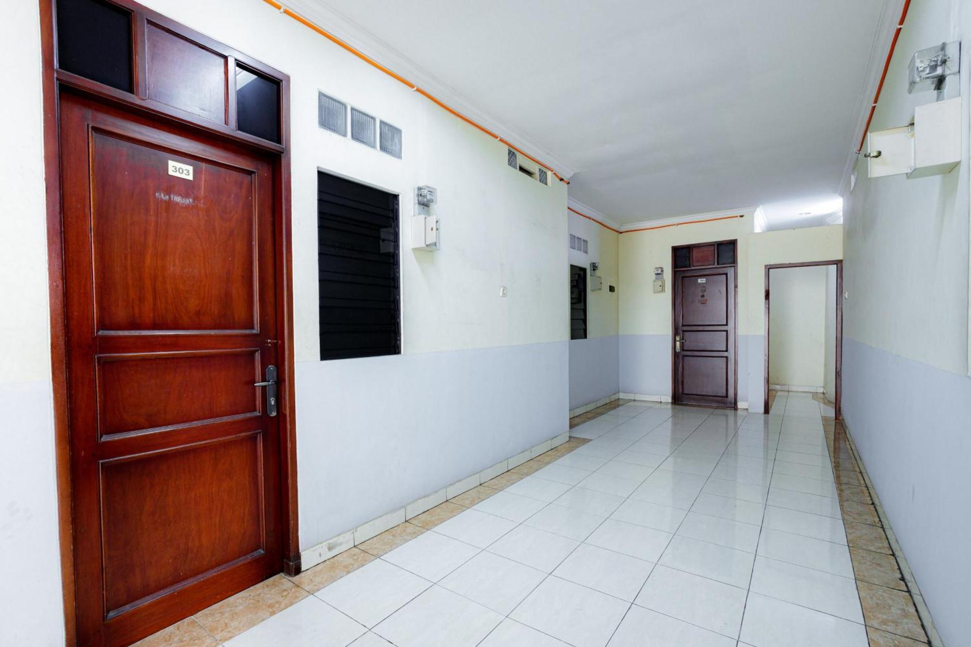J&B Rooms Tomang Jakarta Mitra Reddoorz Exterior foto
