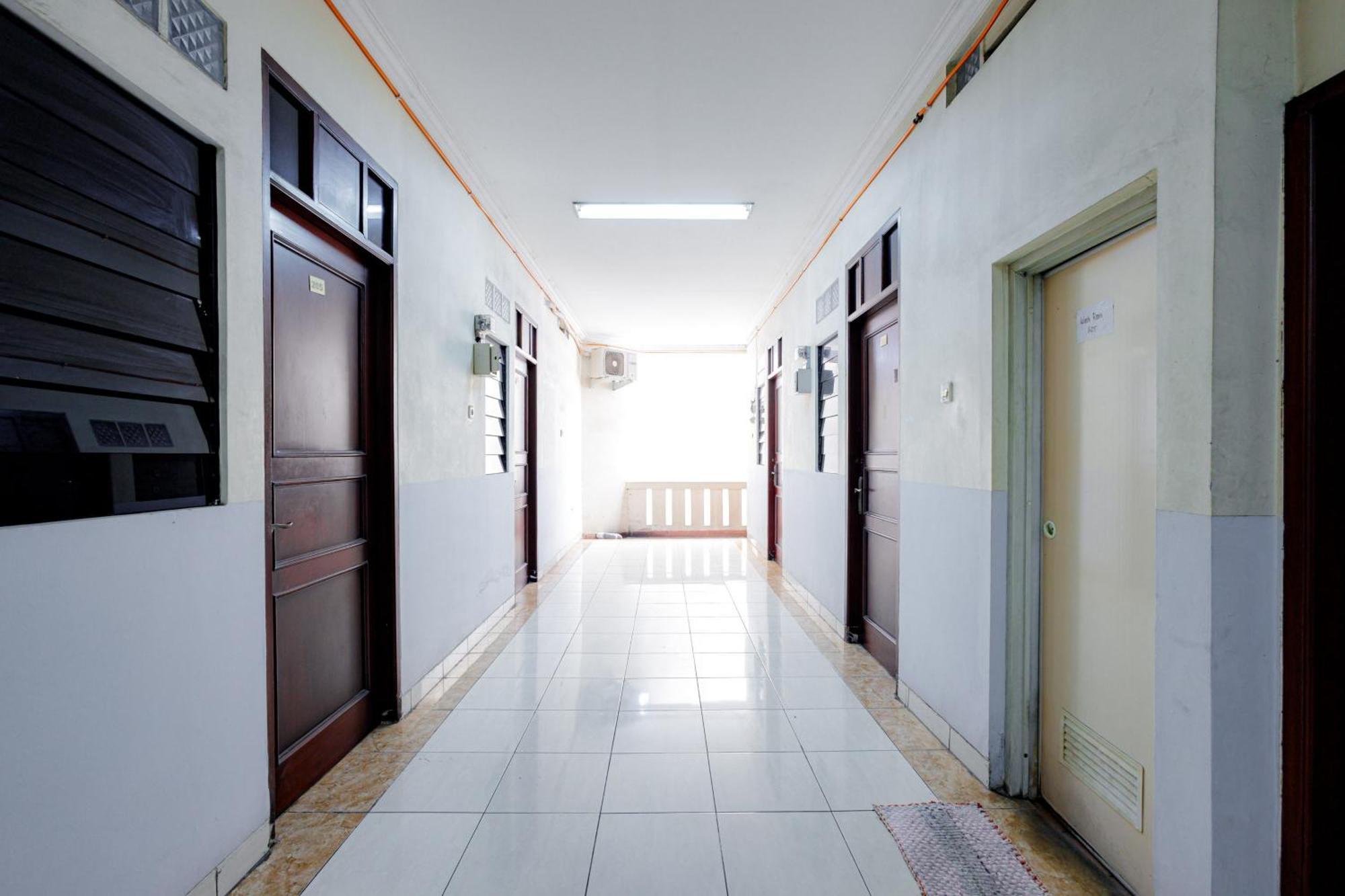 J&B Rooms Tomang Jakarta Mitra Reddoorz Exterior foto